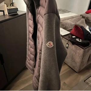 Moncler Cardigan - En skit fet moncler Cardigan som passar till alla tillfällen!  I nyskick men säljer eftersom att den är för liten. Pris kan diskuteras och tar emot byten. Skriv vid frågor🙏🏼