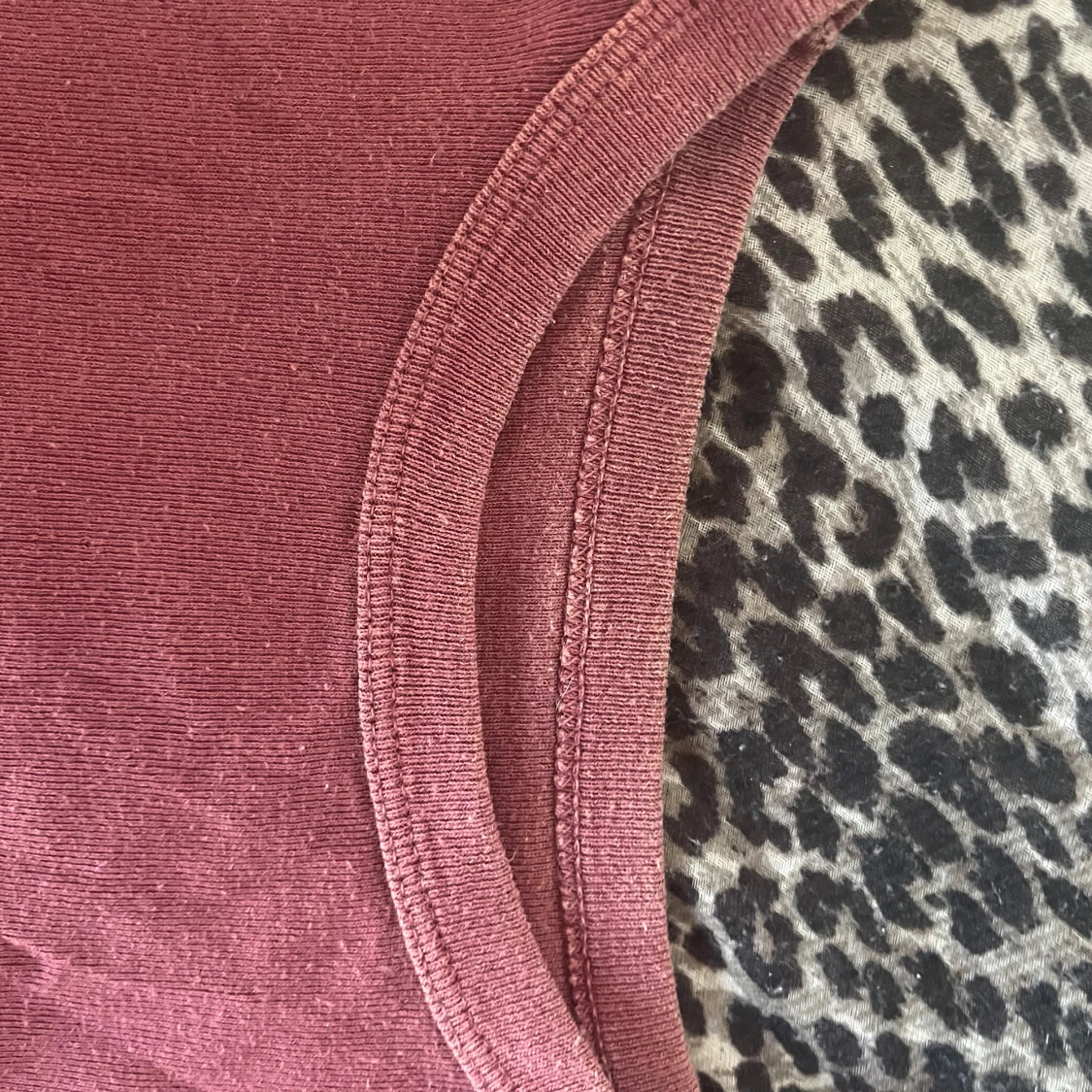 Vinröd croppad t-shirt - 1