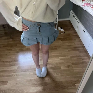 Ljusblå jeanskjol med volang - Supersöt ljusblå jeanskjol med volangkant och klassiska fickor fram och bak. Kjolen är ifrån märket Lee. Älskar denna kjol, men köpte den second hand och den är för liten tyvärr. Storleken är XS men passar S till viss del också. Skriv vid funderingar💕