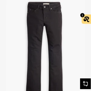 Svarta bootcut jeans från Levi's - Snygga svarta jeans från Levi's. SUPERLOW BOOT. Har typ aldrig använt dom. Dom är i storlek 26 x 32 men dom var lite för korta för mig som är 165,5 cm så jag har spretat upp sömen längst ner.❤️