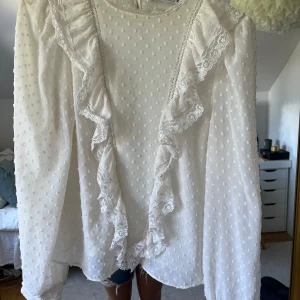 Söt blus från Zara!💕 - Söt blus från Zara, knappt använd💕