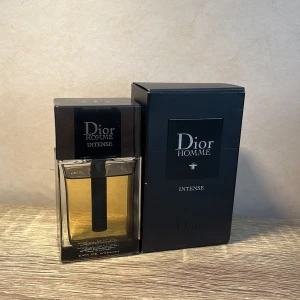 Dior Homme Intense Eau de Parfum - Säljer denna fina doft för ett bra pris nu när sommaren är här. Hade gissat på att det är ca 45/50ml kvar i flaskan. Köptes på NK, dock med ett presentkort. Originalbilden tillkommer. Hör av dig vid frågor! 