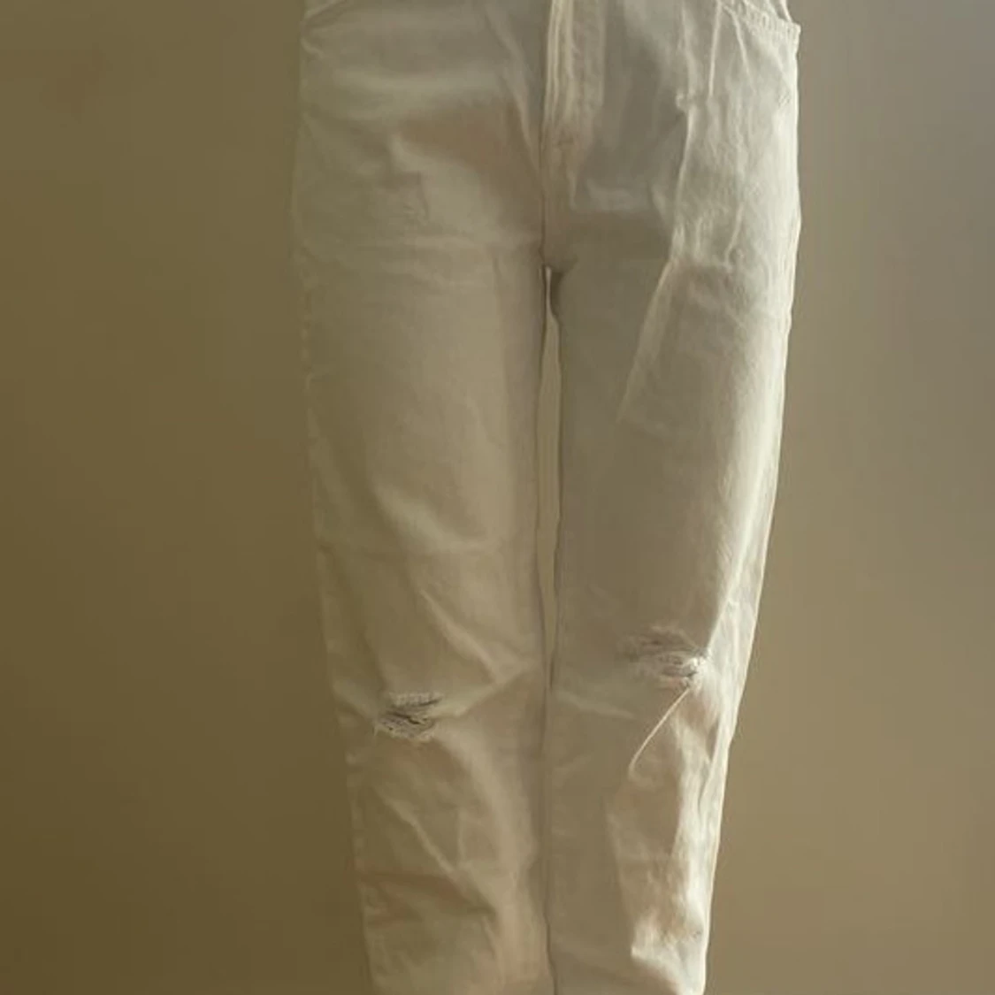 Vita jeans med slitningar från Zara