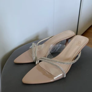 Beige klackar  - Säljer dessa snygga beige sandaler med låg klack. Dem är perfekta för att lyfta din outfit med en elegant touch💖
