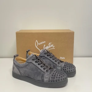 Louis Junior Spikes Orlato  - Gråa CL jr spikes i fint skick. Allt og, kvitto från Mytheresa. Fler bilder samt kvitton skickas vid begäran.