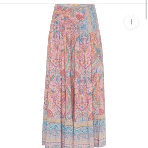 Långkjol från luluia  - Säljer en superfin långkjol från lelulia i storlek one size. Den passar mig som har s och min kompis som har xs. Den passar någon som är under 168-9 lång då den är lite för kort för mig och är ca 170cm 💕skriv vid frågor 