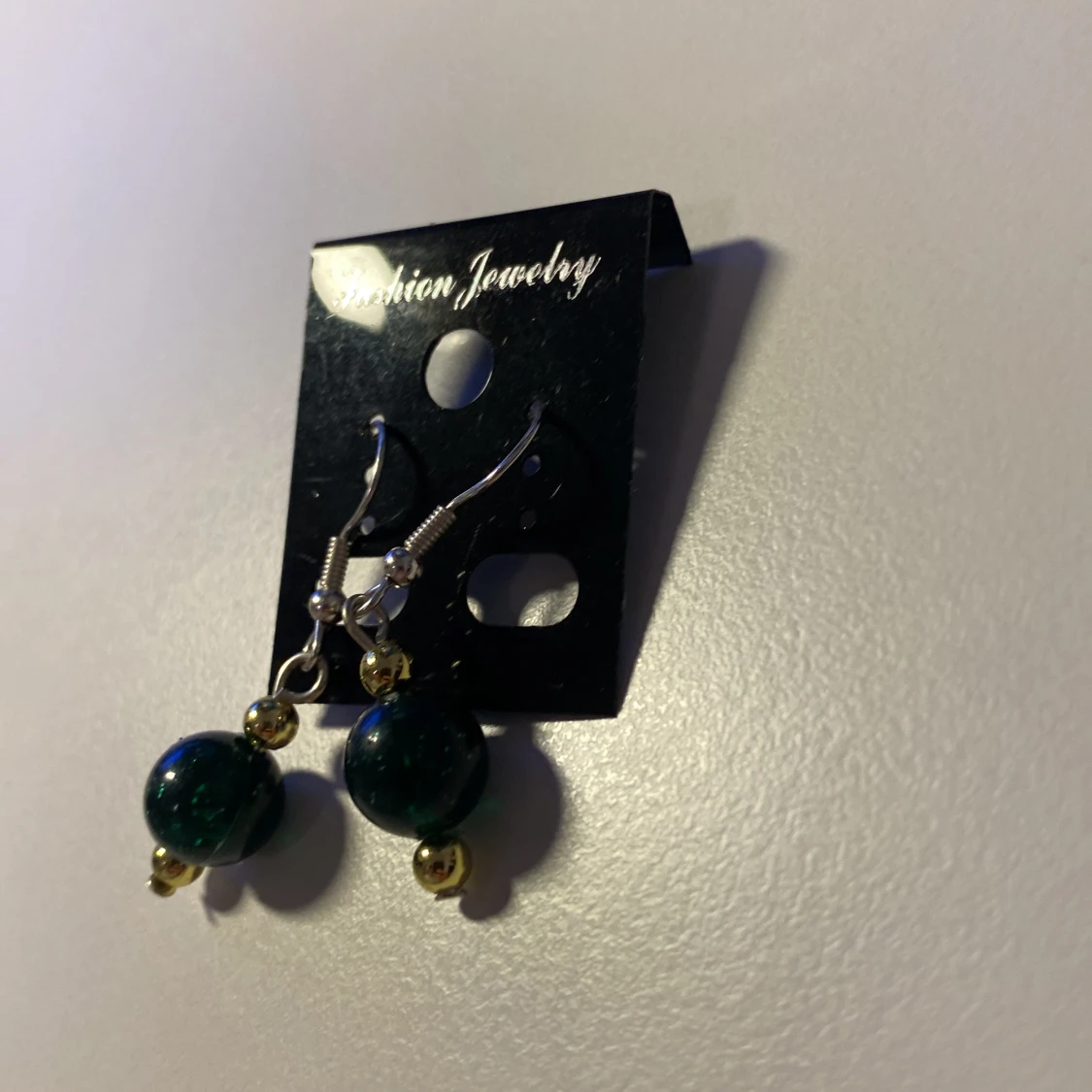 Handgjorda Gröna örhängen med gulddetaljer *Endast 1 Kvar* - 2