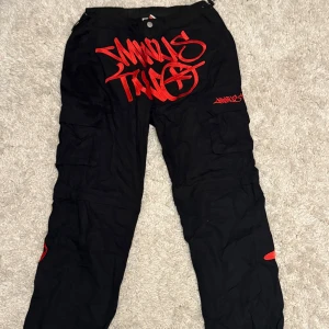 Minus two cargo pants - Minus two Cargos i storlek L, har almänt S om inte M och den passar bra. Den ger en baggy look. Köpte dem för två år sedan för 1708kr. Har knappt haft dem på mig. Priset går att komma överens om. Äkta minus two röda Byxorna är svåra att få tag på. har inget kvitto eller förpackning kvar.