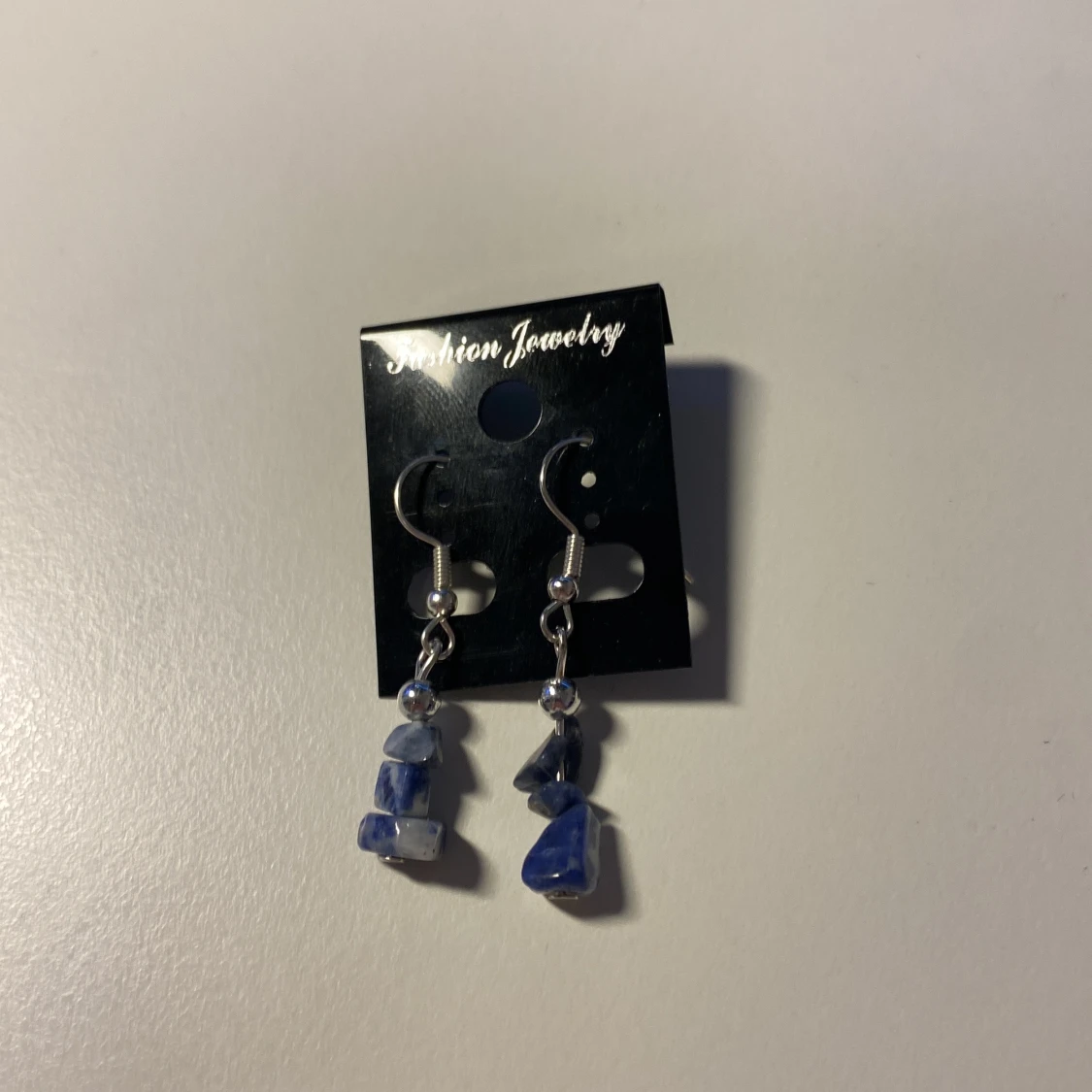 Handgjorda, Blåvita örhängen med stenar