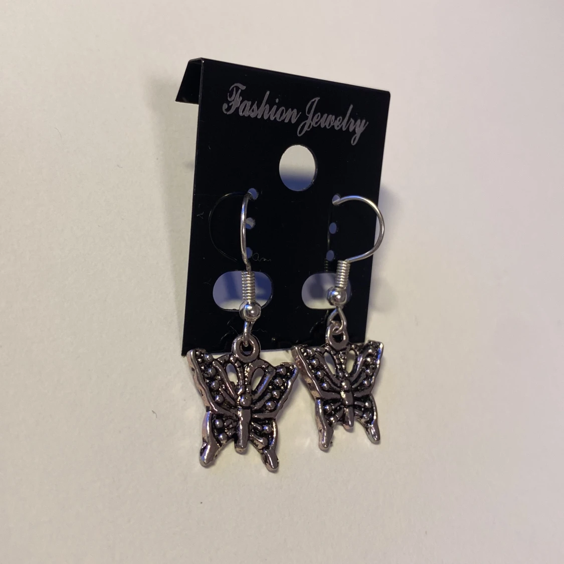 Vackra handgjorda Silvriga fjärilsörhängen *Endast 1 Kvar* - 2