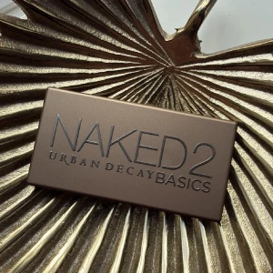 Urban Decay Naked2 Basics palett - Naked2 Basics ögonskuggspalett från Urban Decay med sex matta nyanser i neutrala toner. Nypris 380kr