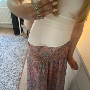 Trendig långkjol färglad!🫶🏼😇❤️‍🔥 - Säljer en trendig och superfin långkjol från quinte. Använd ett fåtal gånger förra sommaren men kommer inte längre till användning. Nypris 600 och säljer för 450😇🫶🏻💞 På hemsidan står de XXS-S  vilket jag tycker passar bra överens som en storlek XS!❤️‍🔥🥰