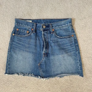 Levi's jeanskjol  - Jeanskjol från Levi’s. Storlek 28, men passar s/m. 