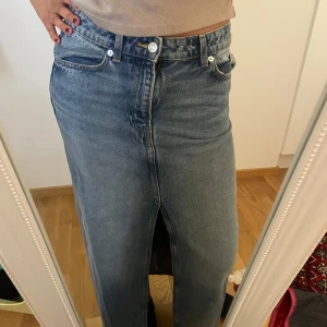 Blå Jeanskjol - Säljer en jeanskjol eftersom den inte kommer till användning, köptes förra året men använd bara ett fåtal gånger, inga defekter eller tecken på användning. Jätte fin kjol att ha till sköna sommarkvällar🤩🤩