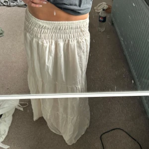 Vit långkjol  - Superfin vit långkjol, köpt i Spanien! För referens är jag 173cm lång❣️❣️