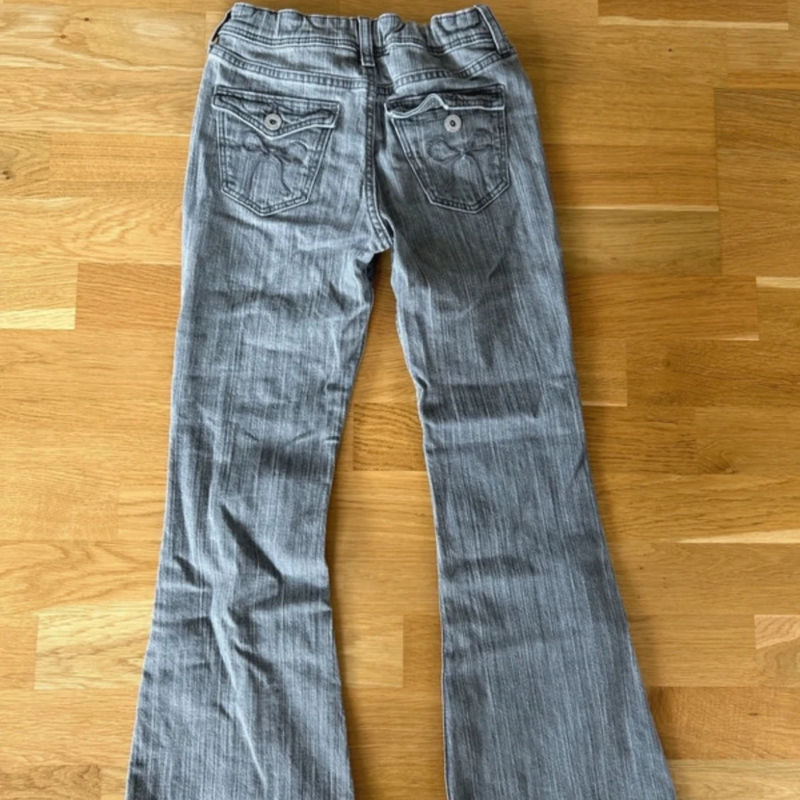 Grå bootcut jeans med broderade fickor - 1