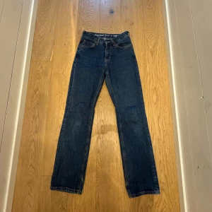 Mörkblå raka jeans  - Klassiska mörkblå jeans med raka ben. Byxorna har normalhög midja och storlek 24, längd 32. Säljer dessa då dem blivit för små för mig❤️