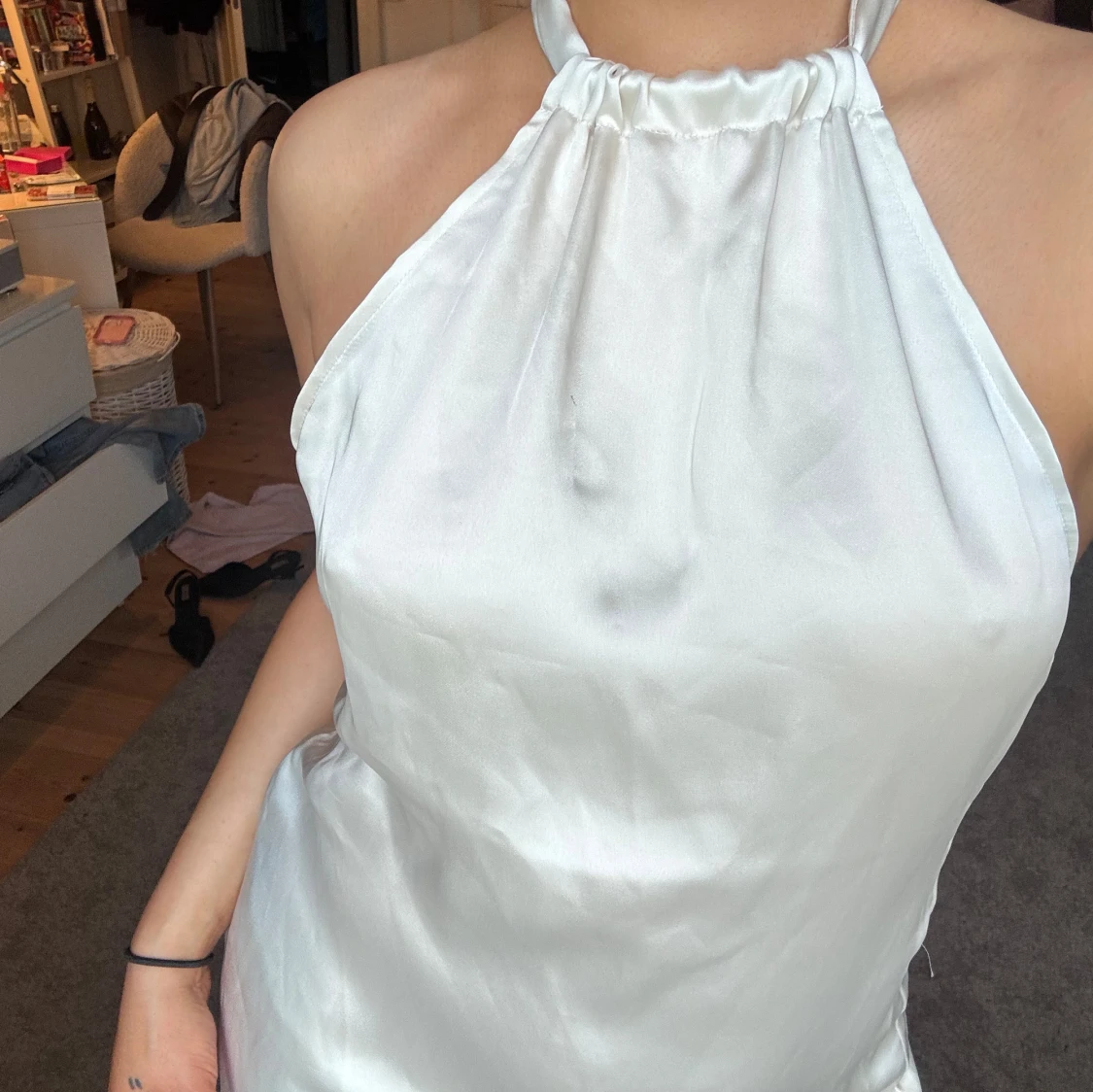 Vit halterneck miniklänning i satin - 1