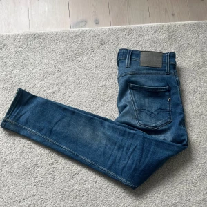 Replay jeans - Säljer nu dessa sköna replay jeans i väldigt bra skick då dom nu är för små för mig. Inga defekter på dessa jeans. Dom är i den eftertraktade och feta modellen "anbass".