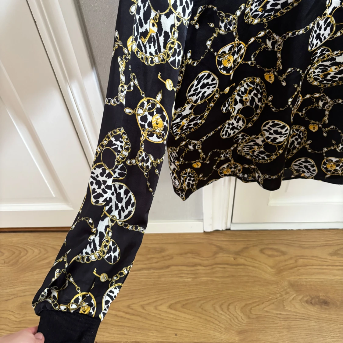 Svart blus med kedje- och leopardmönster - 2