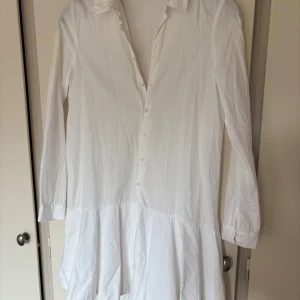 Vit skjortklänning med knappar - Stilren skjorrklänning från Zara🤍