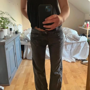 Gråa jeans  - Snygga grå jeans endast använda ett par gånger, de är köpta second hand och är därför lite slitna längst ner på ena benet. 