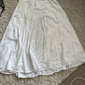 Vit långkjol från Sisters  - Luftig vit långkjol från Sisters  i bomull. Vit lång kjol som är jätte fin sällan använd pga för stor! 
