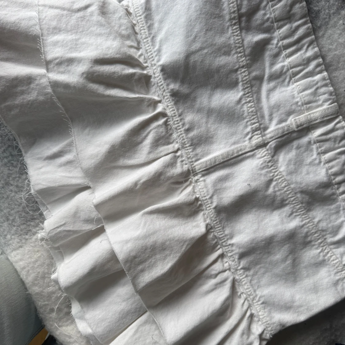 Vit volangkjol från Gina Tricot - 1