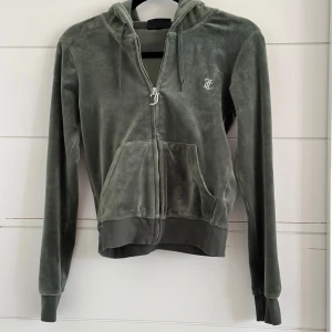 Juicy couture kofta  - säljer denna fina juicy tröjan. Den är i mörkgrön och har loggan i strass