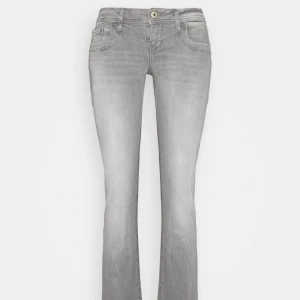 Ltb Valerie Jeans - Supersnygga och populära jeans från Ltb! Strl 26/30, i superbra skick, liten slitning vid slutet av byxorna men ingenting man tänker på! Nypris 800