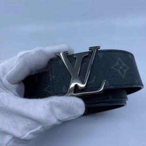 Louis Vuitton Monogram bälte - 299 KR !!!  Detta vändbara Louis Vuitton-bälte är tillverkat av monogram eclipse-canvas på ena sidan och svart läder på den andra sidan, och har ett stort metalliskt LV-spänne. Du kan välja mellan Silver spänne och Svart spänne 