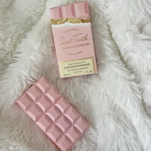 Sabrina Carpenter - Sweet Tooth EdP 30ml - Helt ny!! Ej använd. Sweet Tooth EdP av Sabrina Carpenter är mer än bara en doft – det är en beroendeframkallande resa in i en dröm fylld av godis. Föreställ dig en värld där kanderad ingefära och chokladmarshmallow dansar runt en krämig kärna av Madagaskar-vanilj, allt vilandes på en mjuk bädd av chantilly cream och sockrad mysk. En doft så lekfull, förförisk och frestande att den är omöjlig att motstå. • Lekfull och söt parfym • Doftfamilj: Gourmand • Eau de Parfum • Vegansk