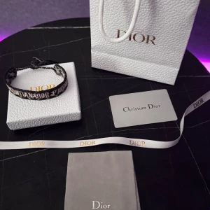 Dior Armband - Snyggt navyblue dior armband, allt i bilden följs med 🤗