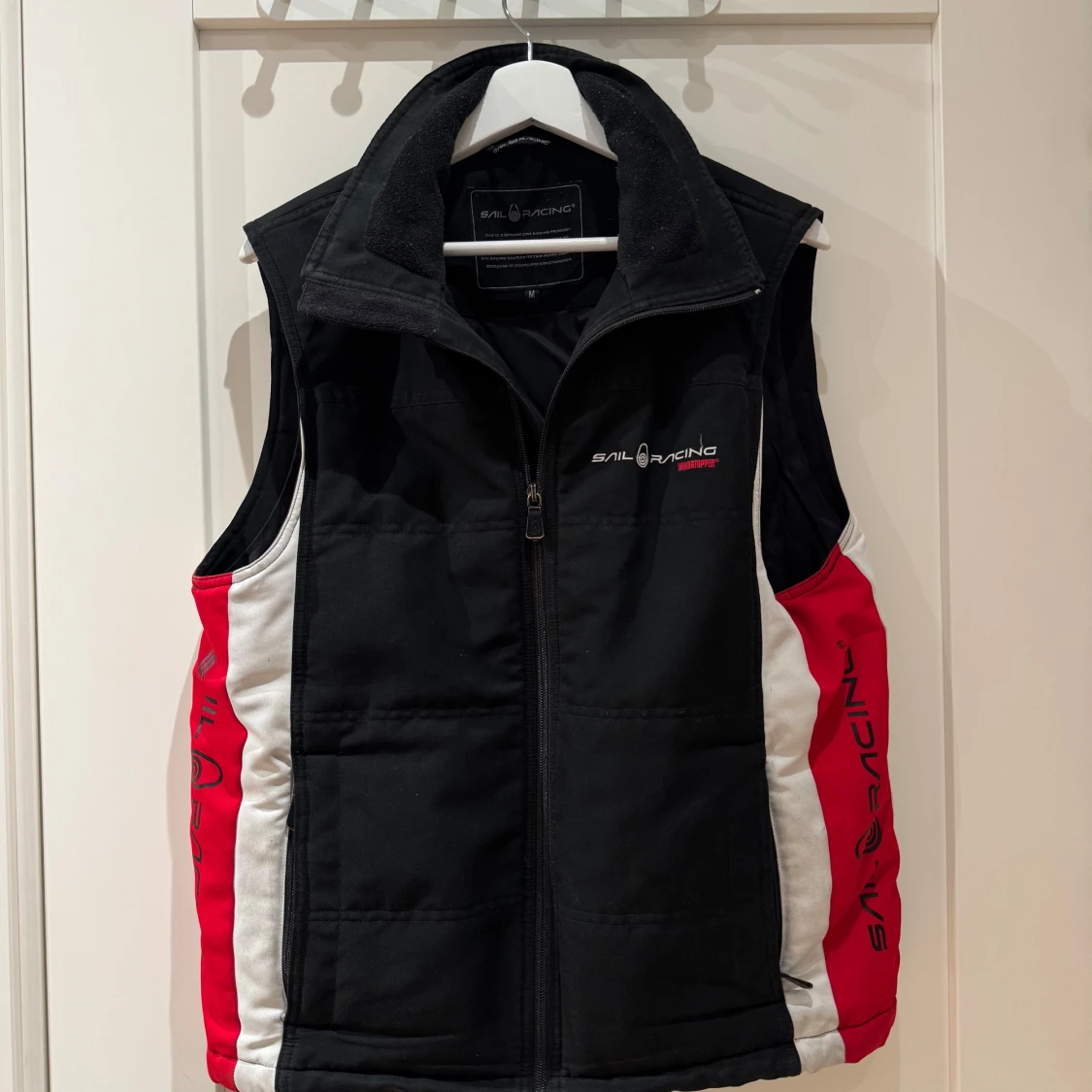 Sail Racing dunväst svart/röd/vit