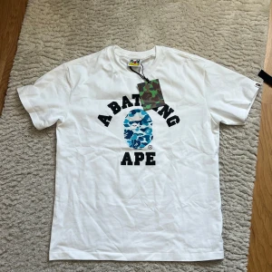 Bape Tshirt - Storlek S, köpte den på vinted men passade inte, pris kan diskuteras!