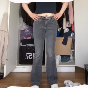 Flare jeans  - Säljer ett par gråa flare jeans i storlek 40 från H&M,  Ni kan se på bilderna hur dem sitter, jag är 163cm och väger 65kg, dem är knappt använda! Säljer dem för 100kr + frakt!