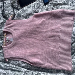Ljusrosa stickad väst - Superfin ljusrosa stickad väst med ribbade kanter vid hals och nederkant. Kan mötas upp i Norrköping 😊