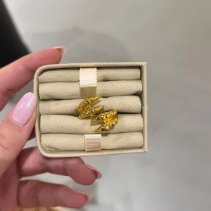 Maria Nilsdotter Claw ring  - Ring i guldton med unikt kloformad design. Inköpt på NK i februari, knappt använd sen dess och ser som ny ut. Har med påse och orginalbox. Strl 17. Nypris är 5400