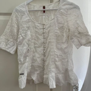Vit blus  - Säljer en vit blus med knappar framtill i storlek M💕