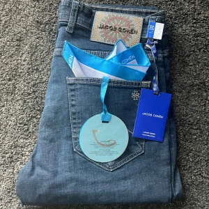 Jacob Cohen jeans  - Säljer dessa riktigt snygga Jacob Cohen jeans! Jeansen är helt nya och kommer med alla tillbehör inklusive parfym! Jeansen har en slimfit passform! Nypris på dessa är 5000kr🔥 Hör av er vid frågor!//FR