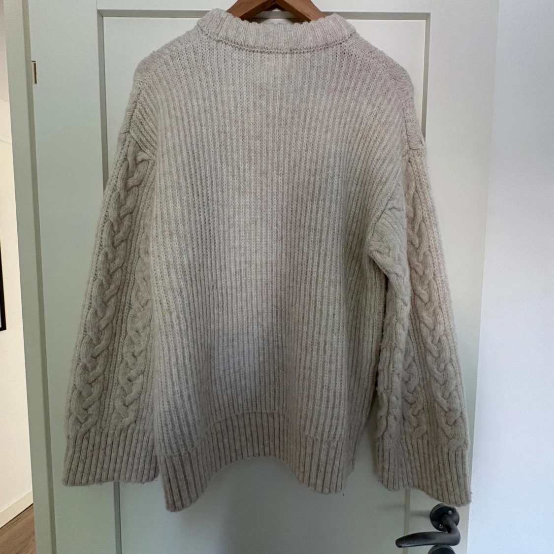 Beige kabelstickad tröja - 2