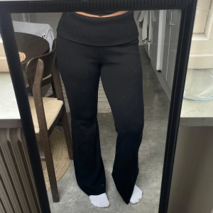 Mjukisbyxor - Utsvängda mjukisbyxor från ginatricot, använt 1 gång 🩷