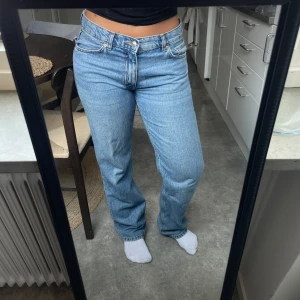 Blå Jeans  - Ljusblå jeans från ginatricot som ej kmr till användning längre, i mkt bra skick!🩷