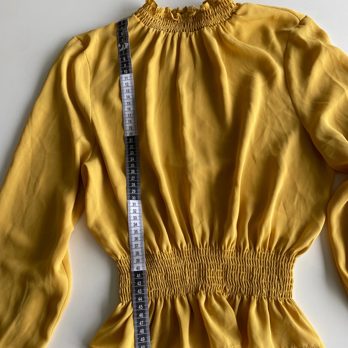 Gul blus med volang från NLY Trend - 4