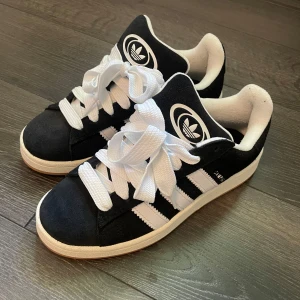 Adidas Campus  - Hej! Säljer nu mina svarta Adidas Campus skor då dom inte kommer till användning. Skorna är nya och enbart provade, storlek 38 🤍