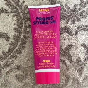 Proffs Styling Gel 200ml - Proffs Styling Gel i en rosa tub på 200ml, perfekt för att skapa en definierad och strukturerad look med mycket volym. Gelen är vegansk, ger superstadga och glans, och är lätt att tvätta ur. Tillverkad i Sverige med hållbar produktion.