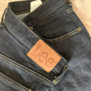 Lee jeans - Jeans från Lee i modell Darren zip fly, storlek 32,32. Dessa har nypris på runt 700-900kr och säljs billigt även om dessa är använda endast en gång.  