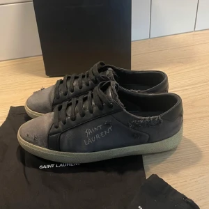 Saint Laurent skor  - Storlek 39, passar 40. Lite grå/svart färg. Inga defekter. Allt og medkommer utom snören. Retail 9000kr.