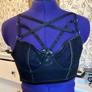 Pentagram bralette Killstar - Säljer en svart bralette i spet och med häftig pentagramdetalj. Oanvänd