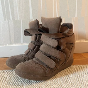 Isabel Marant liknande skor - Super fina bruna Isabel marant liknande skor💕 Passar till alla årstider och outfits💕 Storlek 39💕